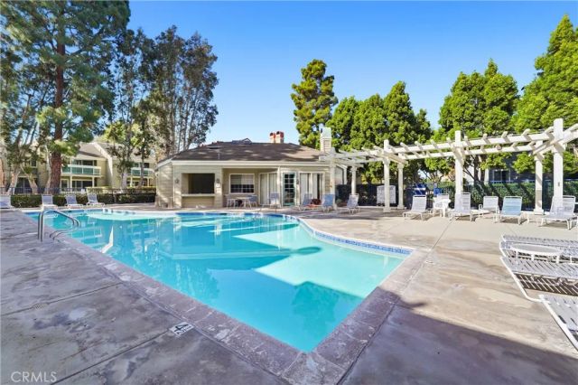 19401 Sunray Lane 204, Huntington Beach, CA 92648