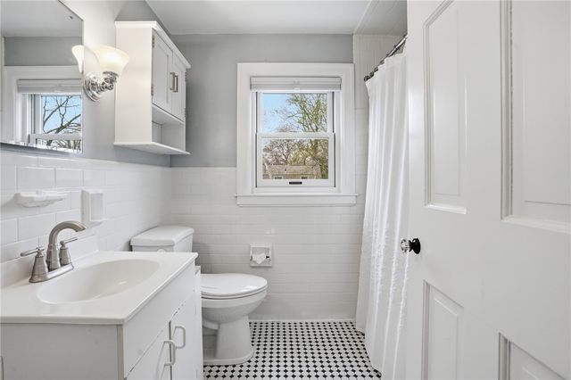 19 Salisbury Road, Barrington, RI 02806