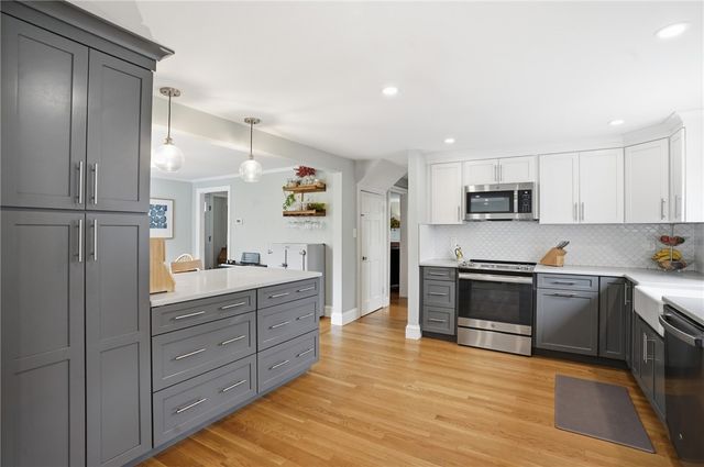 19 Salisbury Road, Barrington, RI 02806