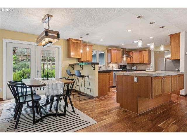868 Sw TROY St, Portland, OR 97219
