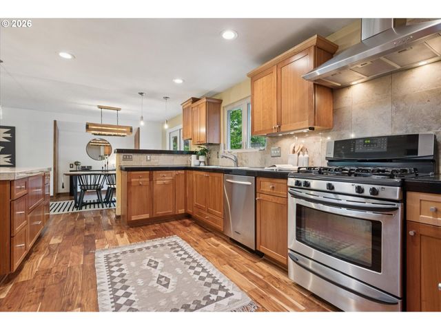 868 Sw TROY St, Portland, OR 97219