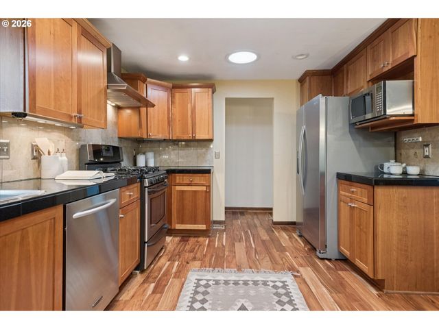 868 Sw TROY St, Portland, OR 97219