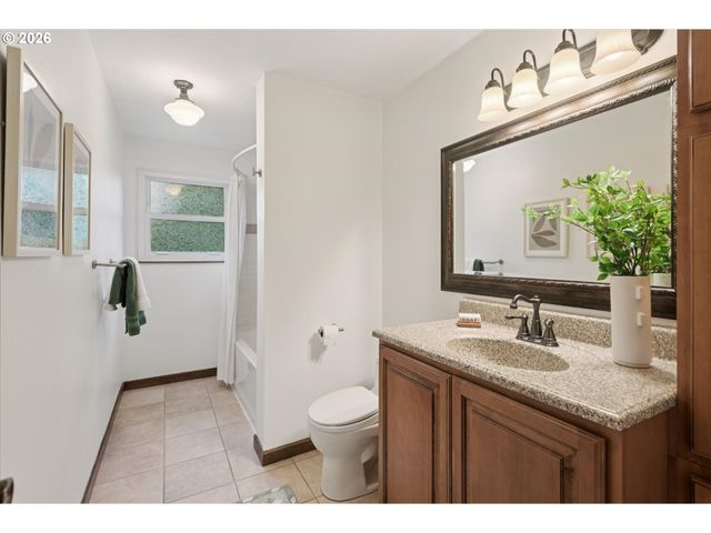 868 Sw TROY St, Portland, OR 97219
