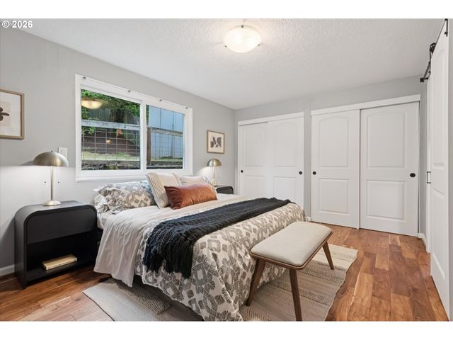 868 Sw TROY St, Portland, OR 97219