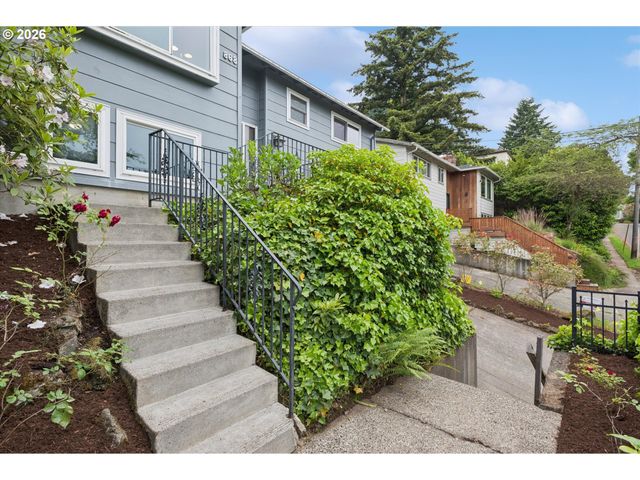 868 Sw TROY St, Portland, OR 97219
