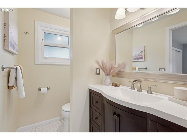 868 Sw TROY St, Portland, OR 97219