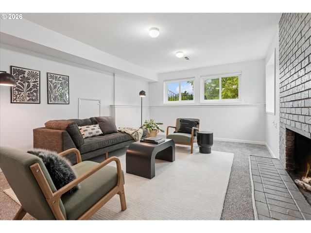 868 Sw TROY St, Portland, OR 97219