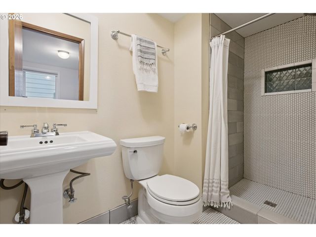 868 Sw TROY St, Portland, OR 97219