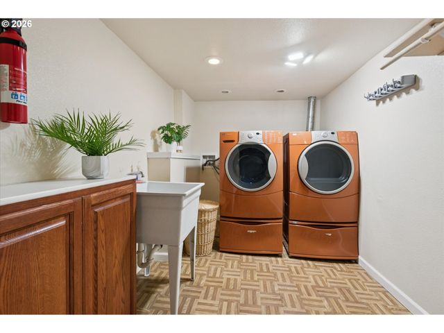868 Sw TROY St, Portland, OR 97219