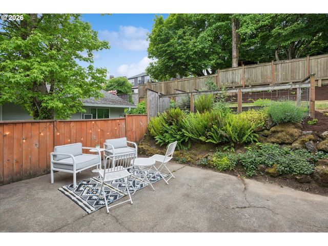 868 Sw TROY St, Portland, OR 97219