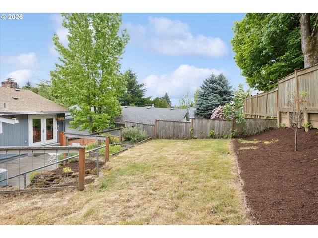 868 Sw TROY St, Portland, OR 97219