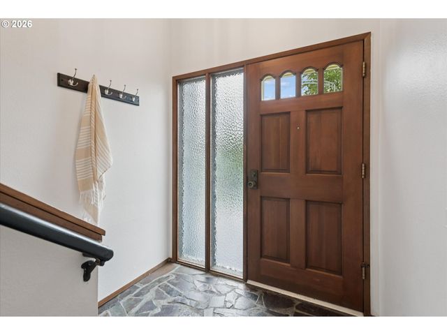 868 Sw TROY St, Portland, OR 97219