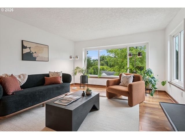 868 Sw TROY St, Portland, OR 97219