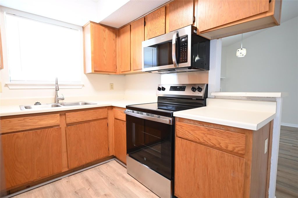 1003 Crockett ST B, Lockhart, TX 78644