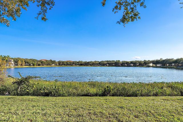 8050 Murano Circle, Palm Beach Gardens, FL 33418