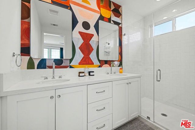 1207 N Commonwealth Avenue, Los Angeles, CA 90029