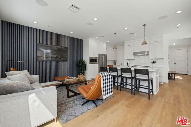 1207 N Commonwealth Avenue, Los Angeles, CA 90029