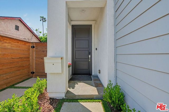 1207 N Commonwealth Avenue, Los Angeles, CA 90029