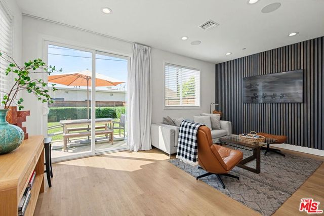 1207 N Commonwealth Avenue, Los Angeles, CA 90029