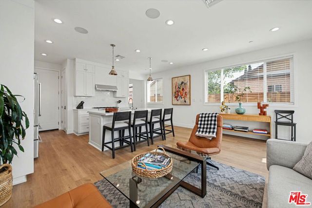 1207 N Commonwealth Avenue, Los Angeles, CA 90029