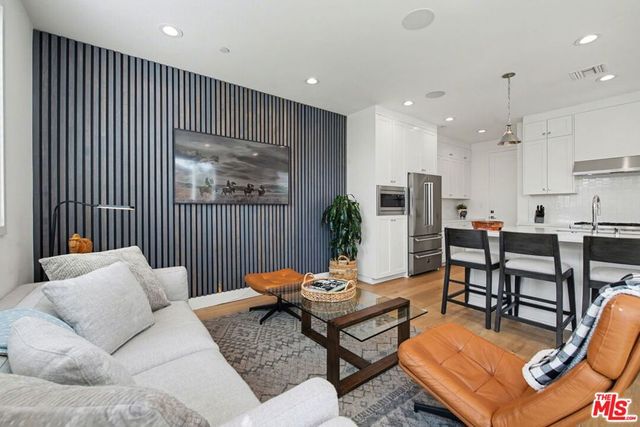 1207 N Commonwealth Avenue, Los Angeles, CA 90029
