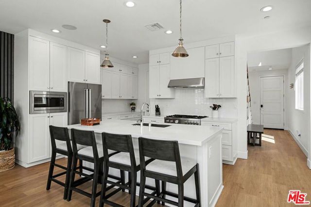 1207 N Commonwealth Avenue, Los Angeles, CA 90029