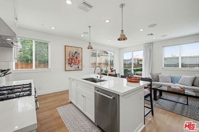 1207 N Commonwealth Avenue, Los Angeles, CA 90029