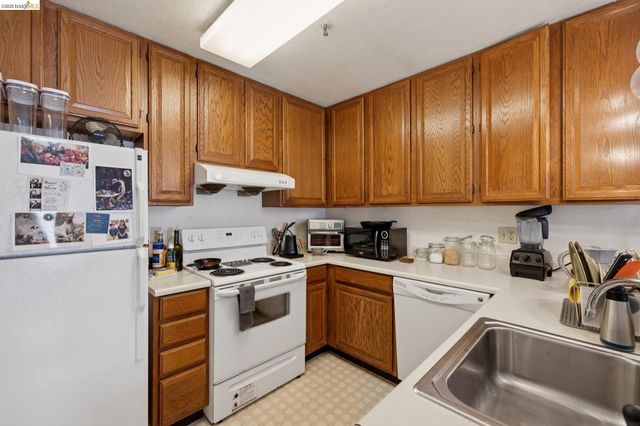459 Stow Ave, Oakland, CA 94606