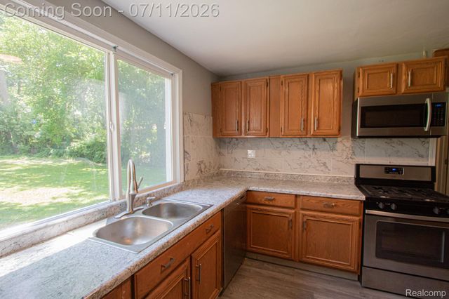 20500 McKishnie Street, Clinton Charter Township, MI 48035