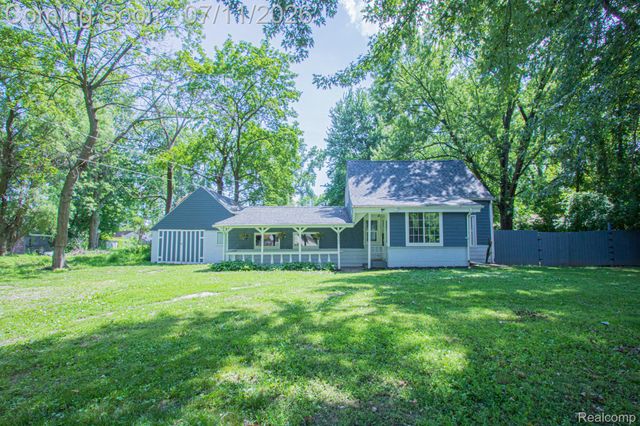 20500 McKishnie Street, Clinton Charter Township, MI 48035