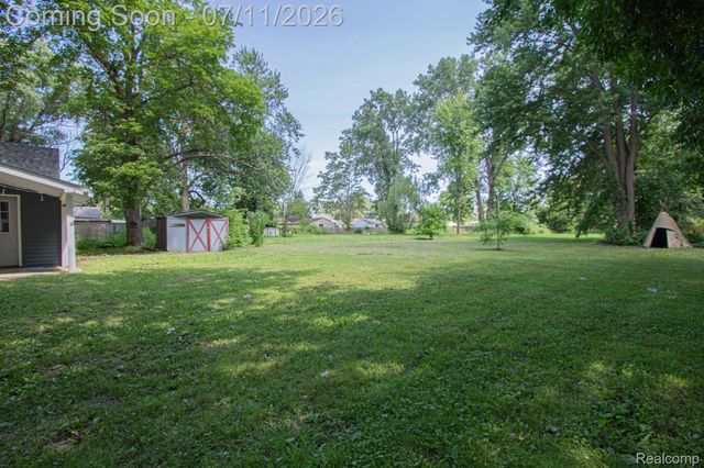 20500 McKishnie Street, Clinton Charter Township, MI 48035