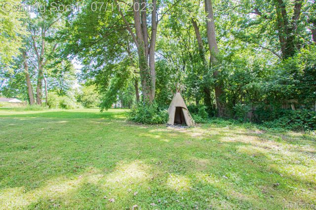 20500 McKishnie Street, Clinton Charter Township, MI 48035