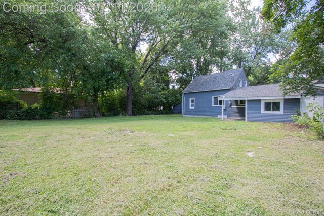 20500 McKishnie Street, Clinton Charter Township, MI 48035