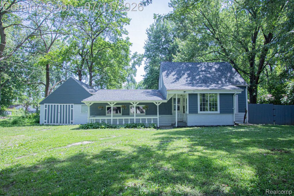 20500 McKishnie Street, Clinton Charter Township, MI 48035