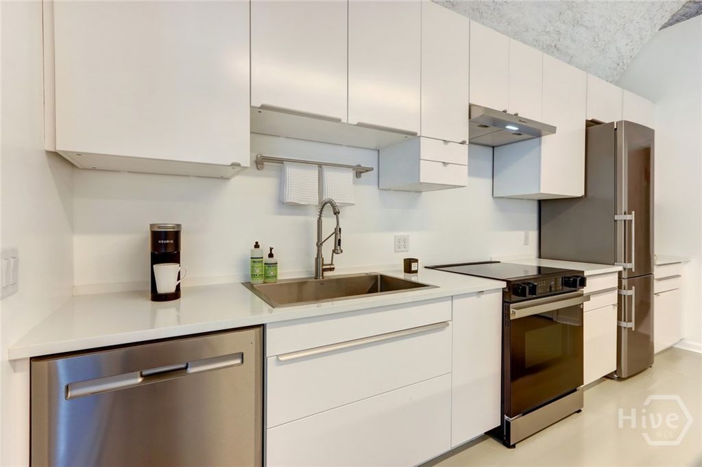 Image 10 of property listing at 103 BRANDYWINE Road 1/2, Savannah, GA 31405
