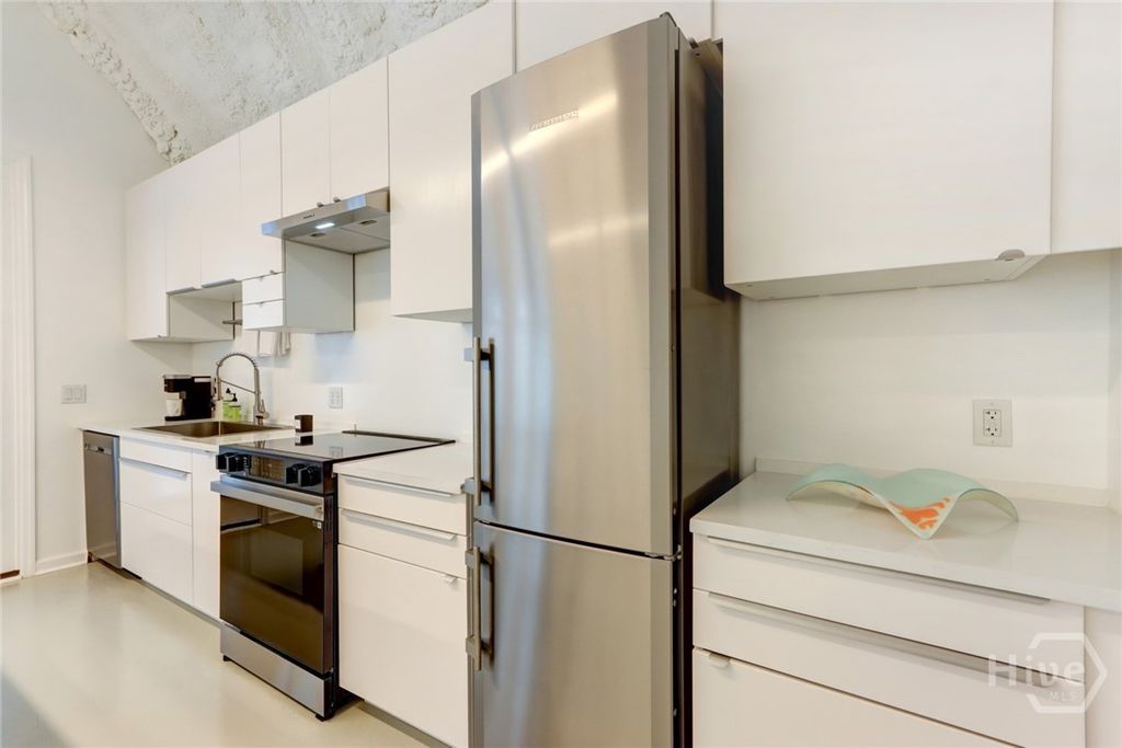 Image 11 of property listing at 103 BRANDYWINE Road 1/2, Savannah, GA 31405