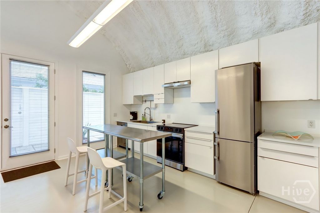 Image 12 of property listing at 103 BRANDYWINE Road 1/2, Savannah, GA 31405
