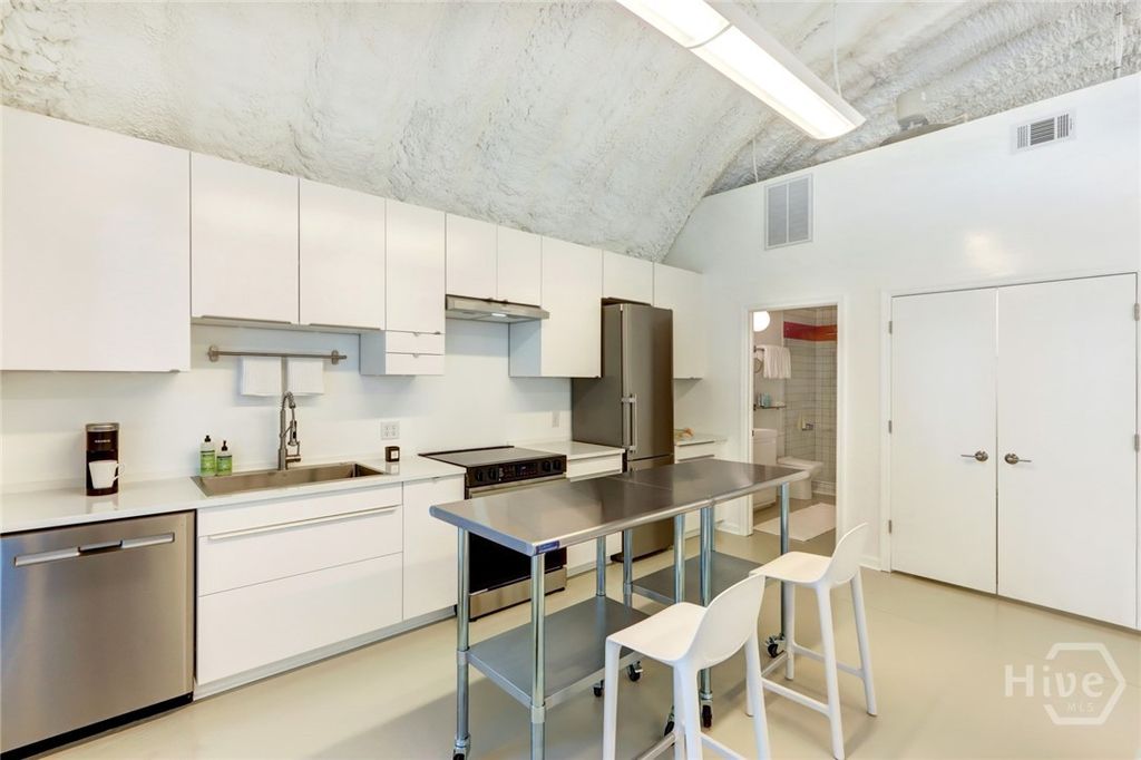 Image 13 of property listing at 103 BRANDYWINE Road 1/2, Savannah, GA 31405