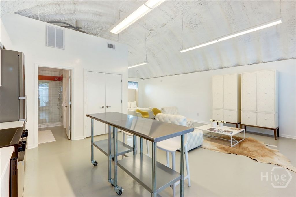 Image 14 of property listing at 103 BRANDYWINE Road 1/2, Savannah, GA 31405