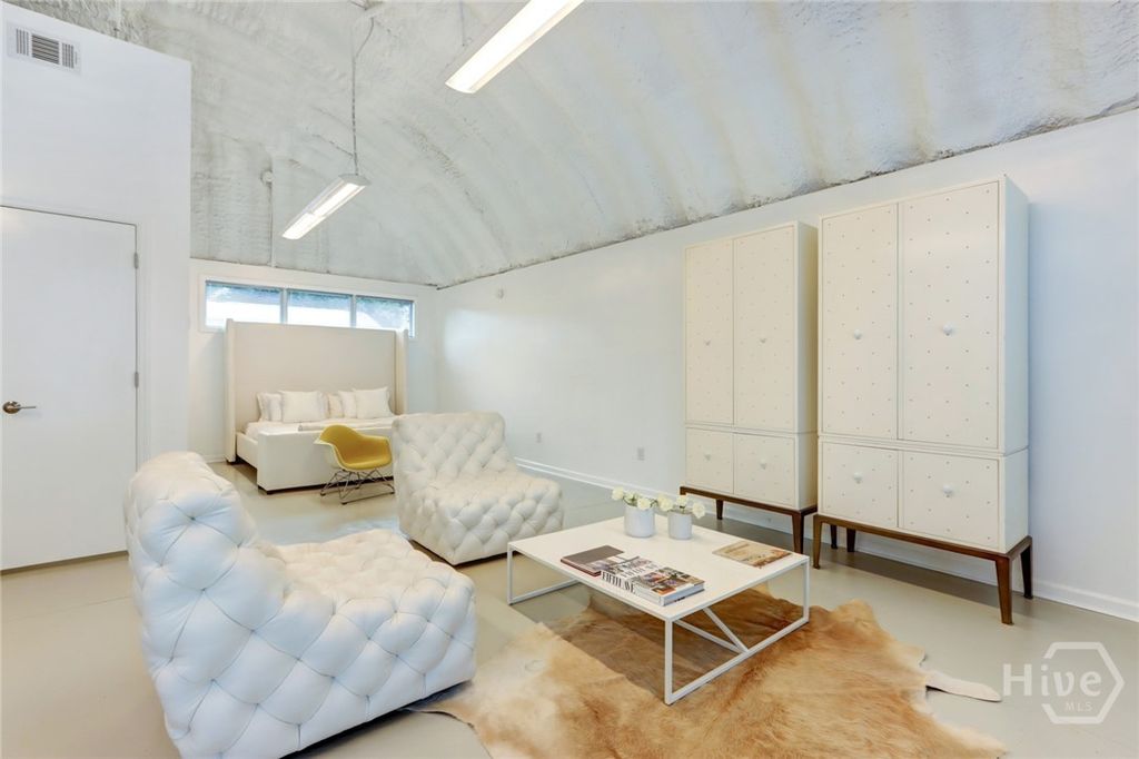 Image 15 of property listing at 103 BRANDYWINE Road 1/2, Savannah, GA 31405