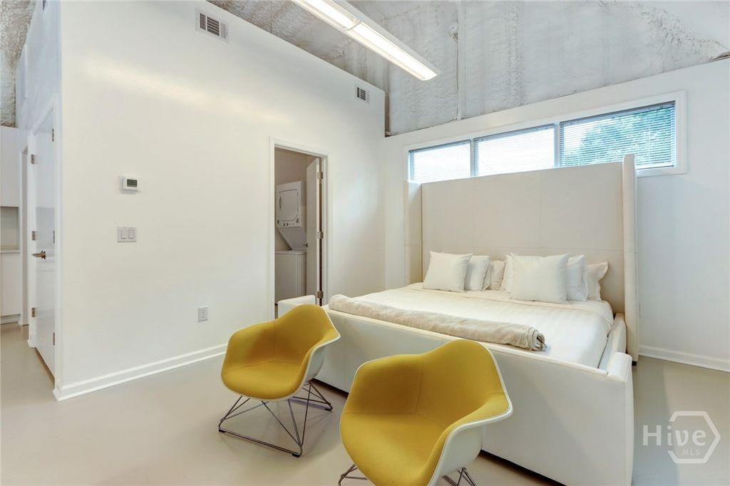 Image 16 of property listing at 103 BRANDYWINE Road 1/2, Savannah, GA 31405