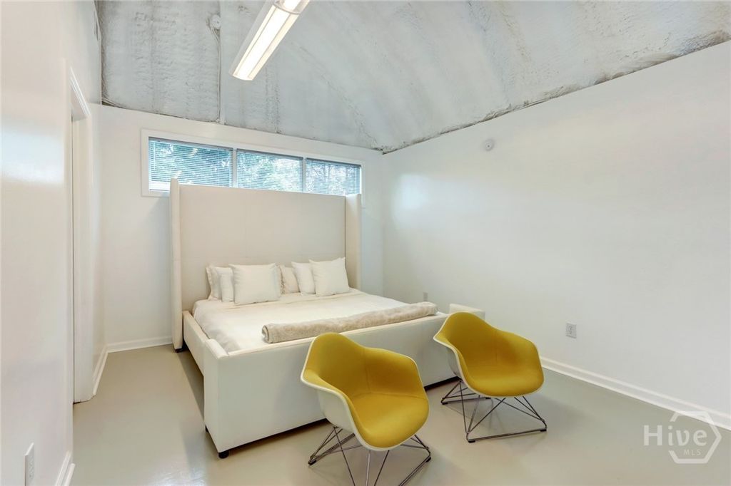 Image 17 of property listing at 103 BRANDYWINE Road 1/2, Savannah, GA 31405