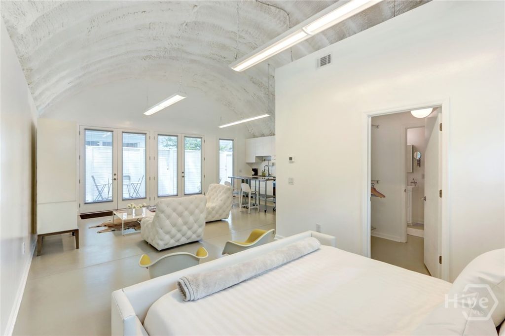 Image 18 of property listing at 103 BRANDYWINE Road 1/2, Savannah, GA 31405