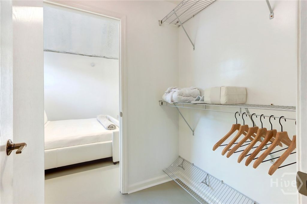 Image 19 of property listing at 103 BRANDYWINE Road 1/2, Savannah, GA 31405