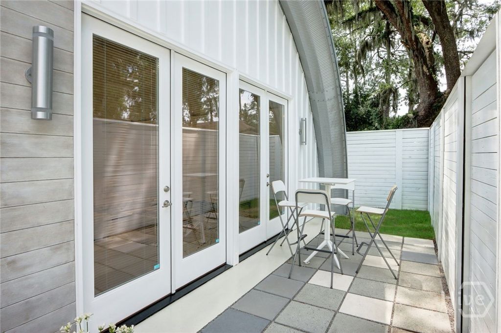 Image 2 of property listing at 103 BRANDYWINE Road 1/2, Savannah, GA 31405