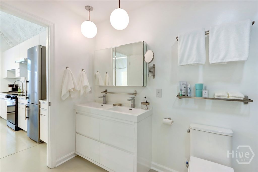 Image 23 of property listing at 103 BRANDYWINE Road 1/2, Savannah, GA 31405