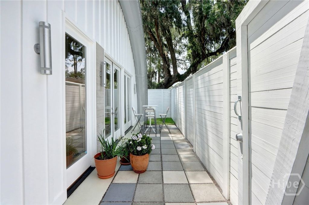 Image 4 of property listing at 103 BRANDYWINE Road 1/2, Savannah, GA 31405
