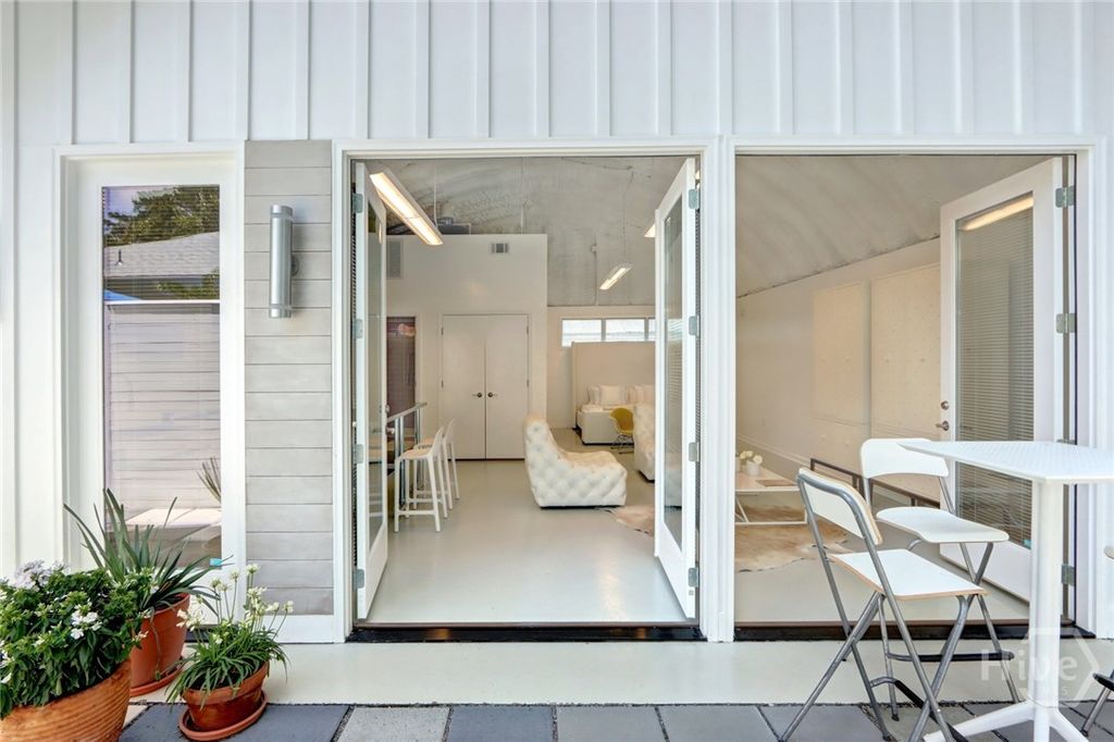 Image 5 of property listing at 103 BRANDYWINE Road 1/2, Savannah, GA 31405