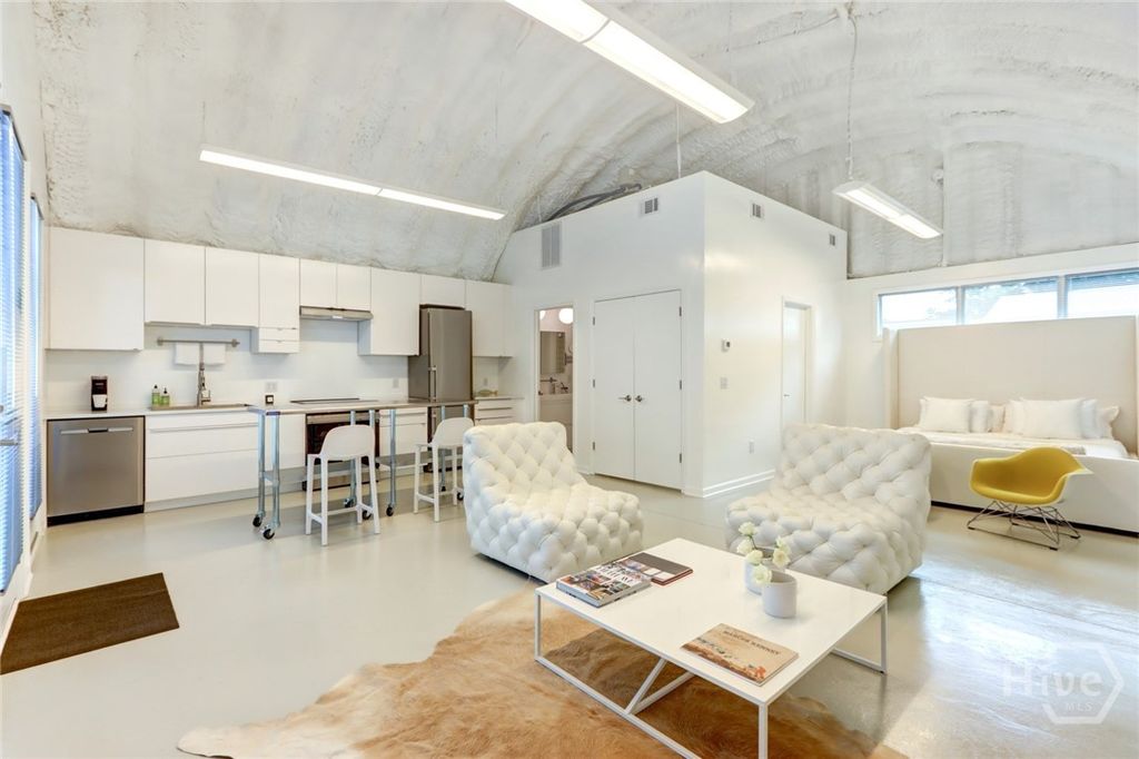 Image 6 of property listing at 103 BRANDYWINE Road 1/2, Savannah, GA 31405