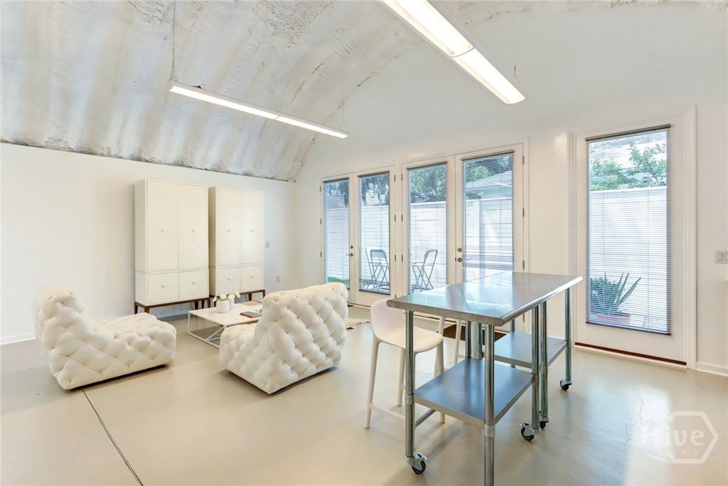 Image 7 of property listing at 103 BRANDYWINE Road 1/2, Savannah, GA 31405